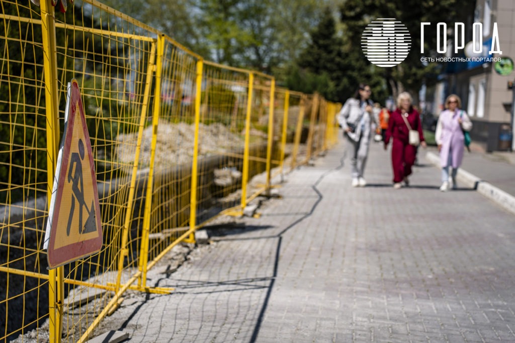 Люди гуляют на фоне разрухи