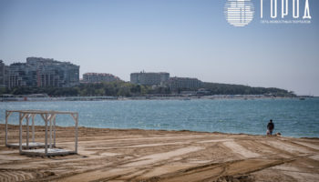 Цены, грязь и бескультурье: чем недовольны туристы на пляжах Геленджика?