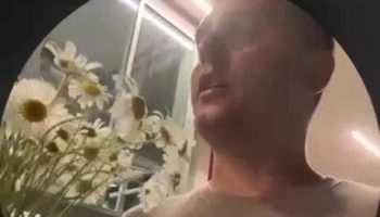 Стример издевался над пожилой продавщицей цветами в Геленджике 2
