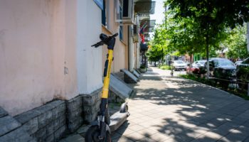 Электросамокаты на улице