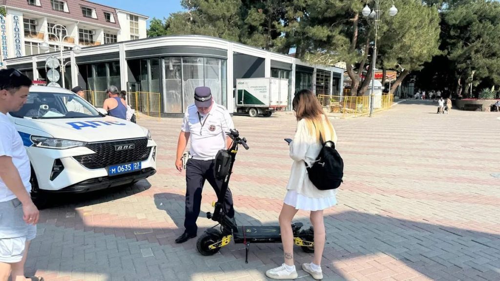 На набережной Геленджика запретили езду на самокатах